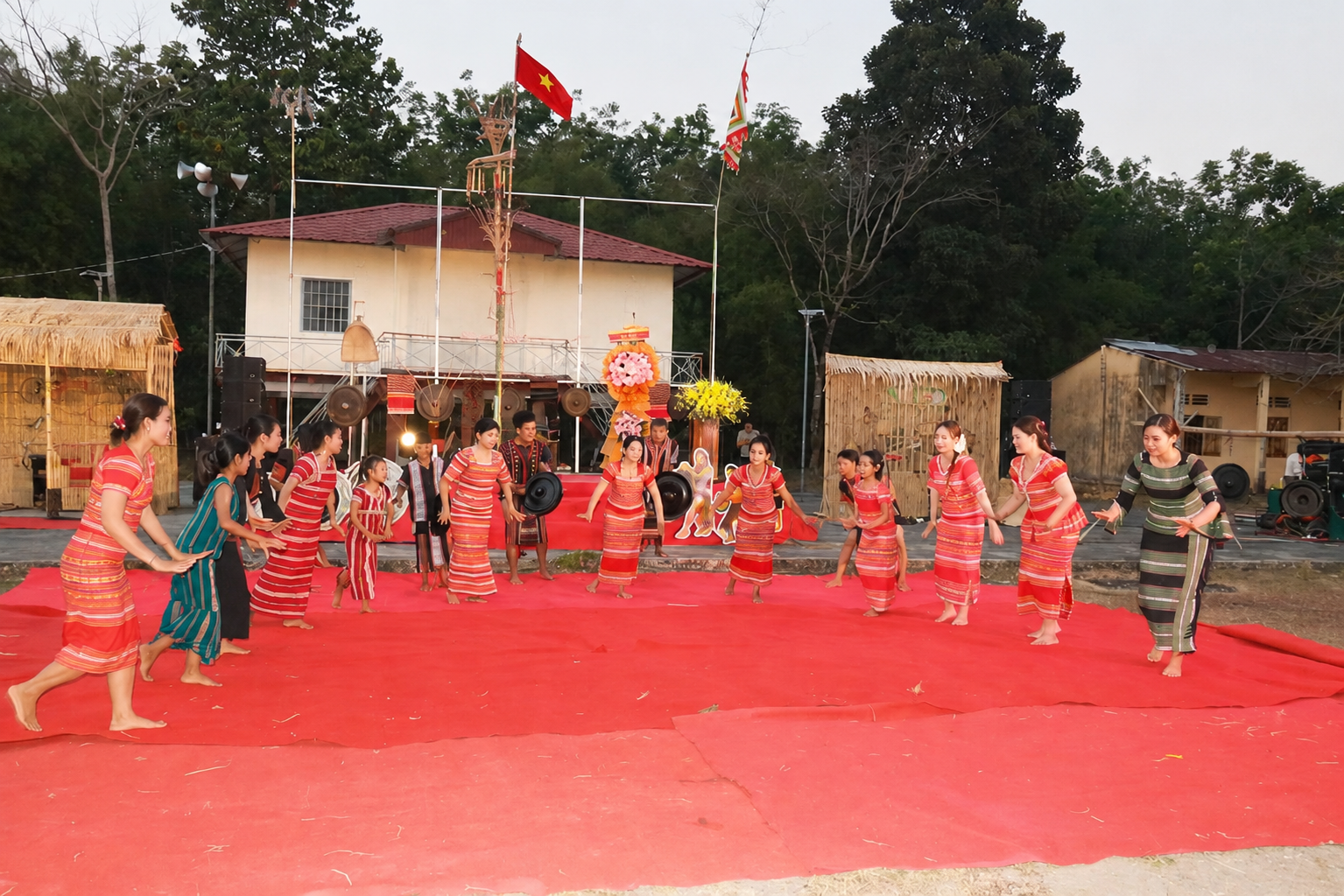 Description: D:\HUONG 2026\TIN BÀI\HÌNH ĐỒNG BÀO DÂN TỘC.png